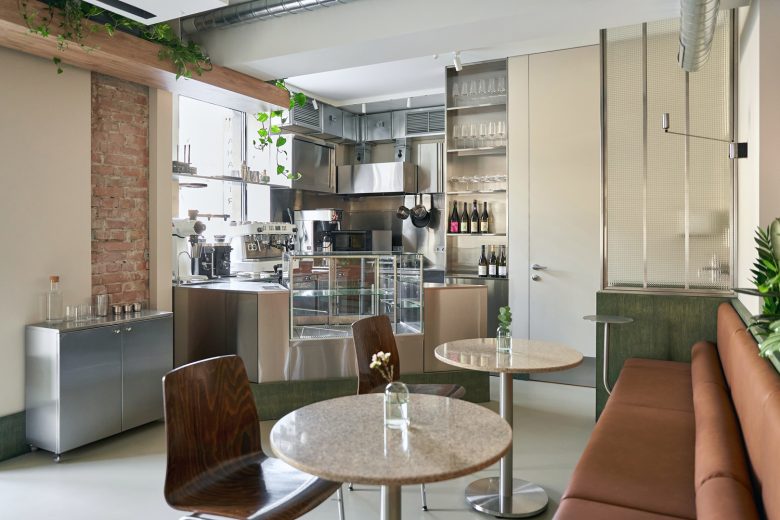 мягкие сиденья и столики кафе Acacia