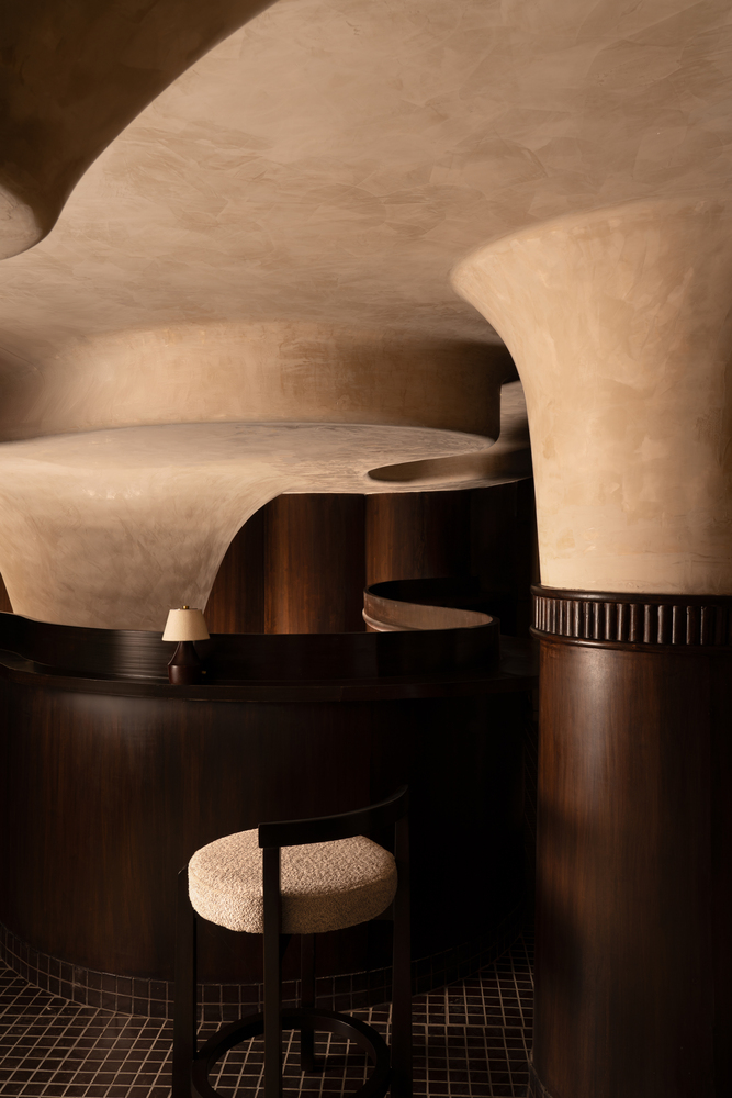 мягкий стул у стены CallMe Ten Restaurant