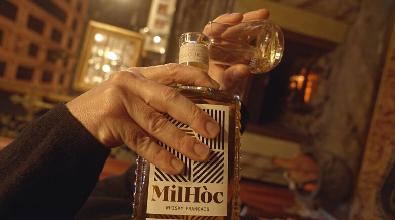 наливают виски в бокал Milhóc Whisky