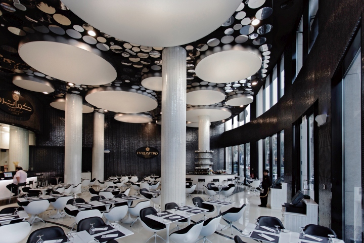 Красивое оформление потолка ресторана IV Quattro в Дубае