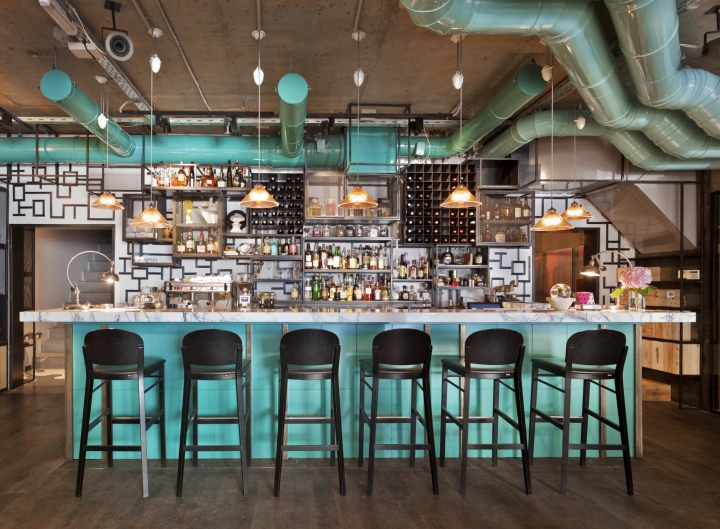 Чёрные барные стулья в дизайне бара-ресторана