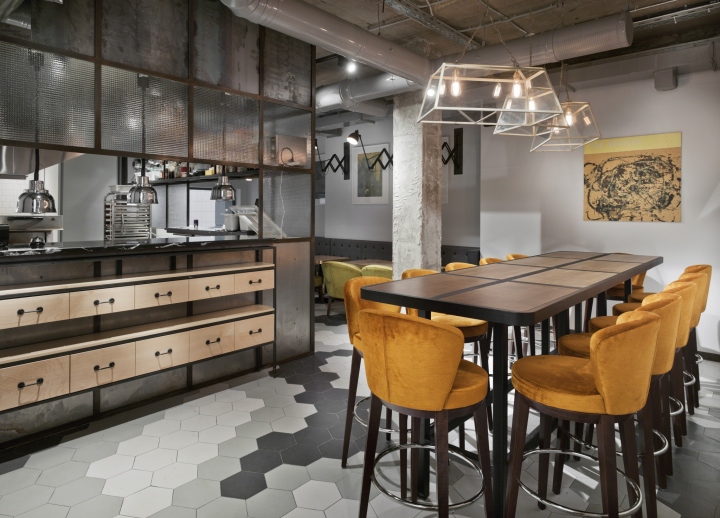 Плитка серых оттенков на полу в дизайне бара-ресторана