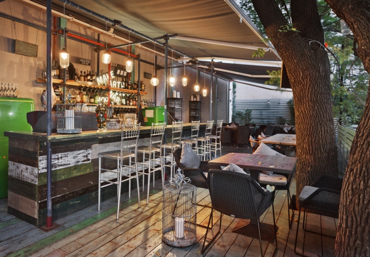 Уютный интерьер террасы в дизайне бара-ресторана