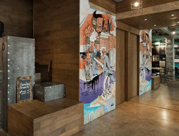Деревянная отделка стен в дизайне бара-ресторана