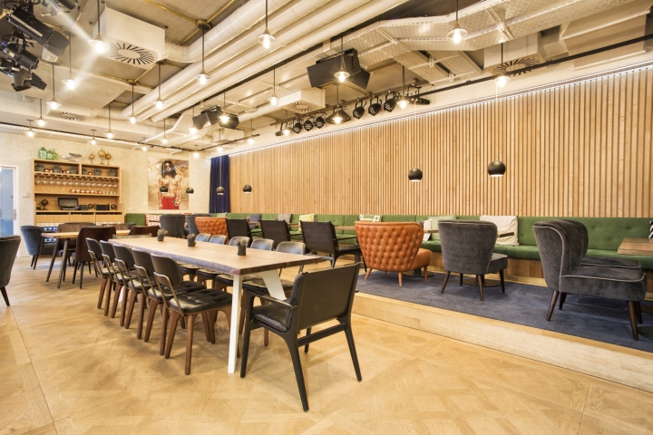 Светлый деревянный пол в необычном дизайне кафе