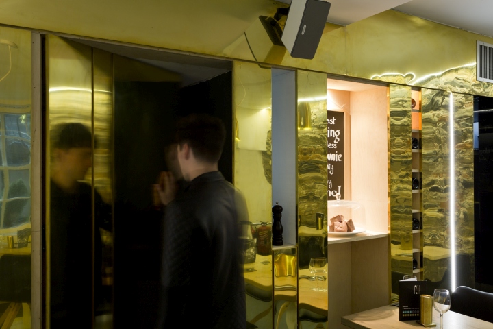 Деревянный стеллаж с золотистыми дверцами в необычном дизайне ресторана - Фото 2