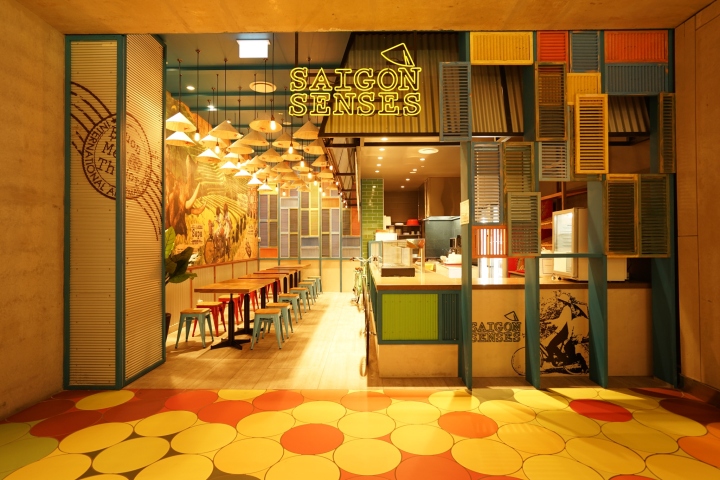 Оформление барной стойки разноцветными ставнями в необычном дизайне ресторана