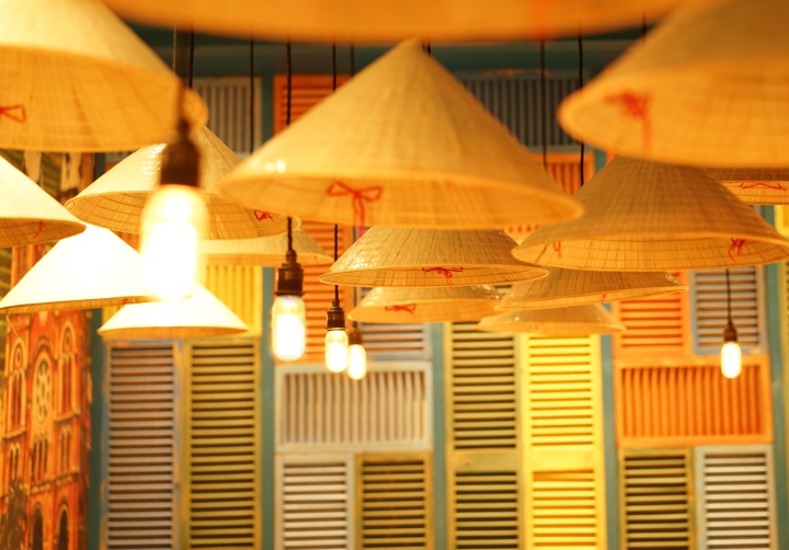 Оригинальные вьетнамские шляпы в необычном дизайне ресторана