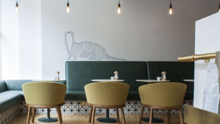 Светлые кресла в необычном интерьере кафе