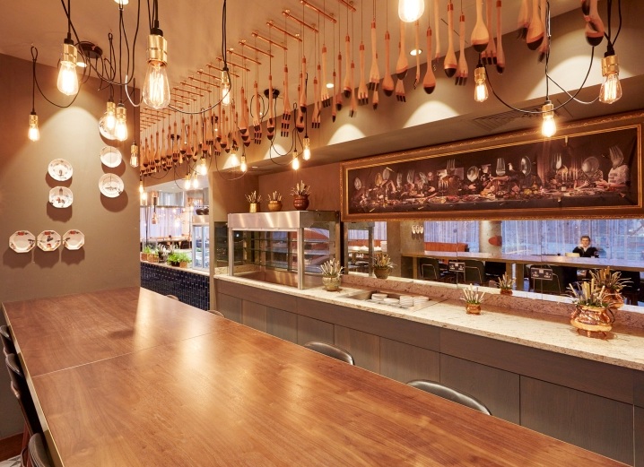 Необычный интерьер ресторана Schpoons & Forx в городе Борнмут, Великобритания: обилие подвесных ламп