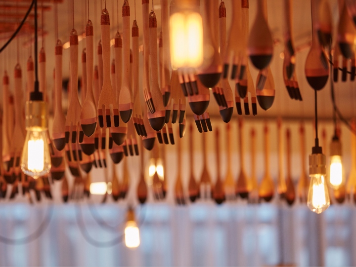 Необычный интерьер ресторана Schpoons & Forx в городе Борнмут, Великобритания: ложки, вилки и светильники