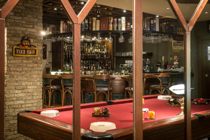 Декоративный бильярдный стол бара-ресторана NIGHTJAR в Греции