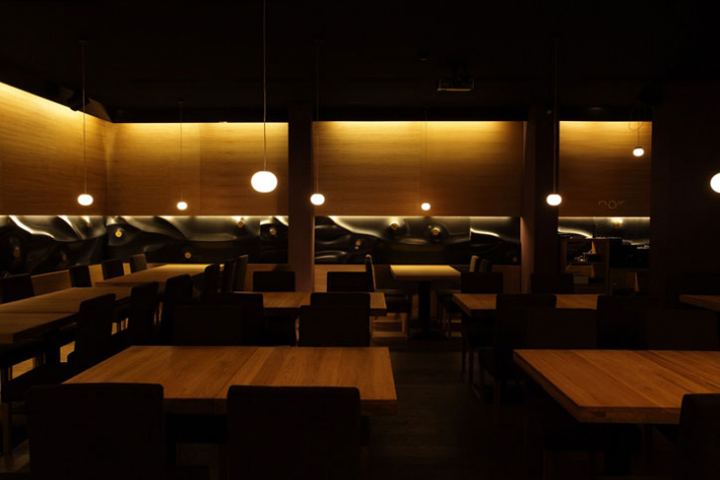 Яркие светильники ресторана Noir