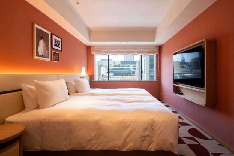 номер в красных тонах The Royal Park Hotel Ginza