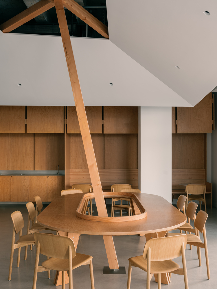 овальный стол вид от окна Blue Bottle Coffee at West Bund