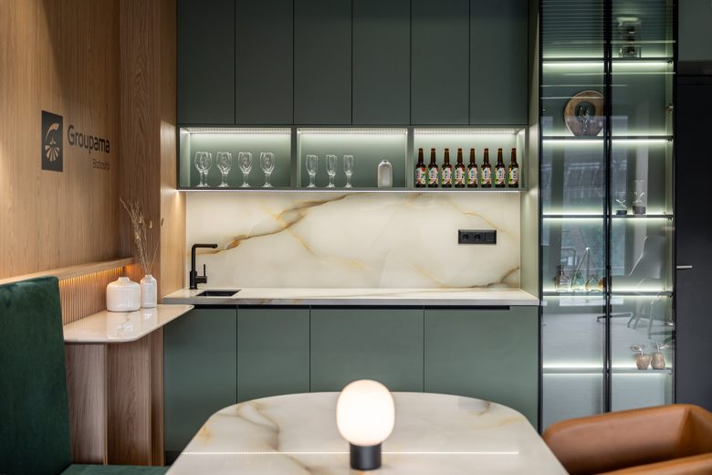 обеденная зона отдыха Groupama Skybox полка с напитками