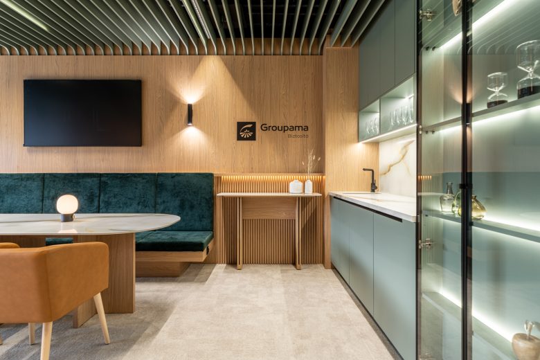 обеденная зона отдыха Groupama Skybox стена с брендом