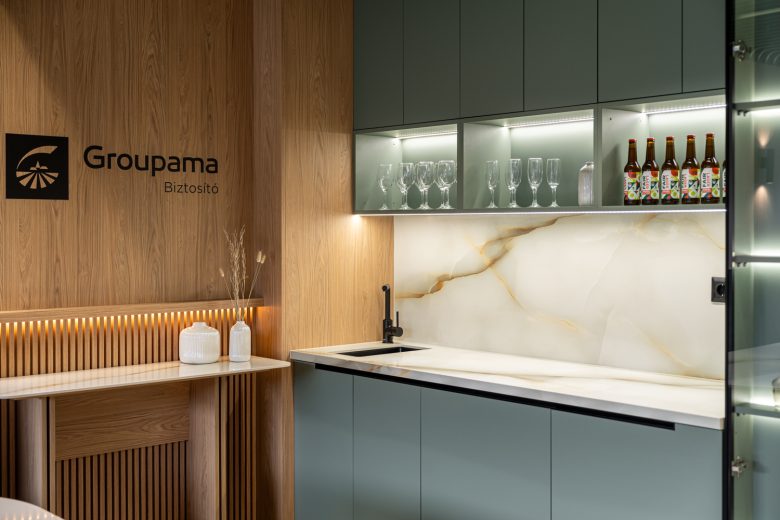 обеденная зона отдыха Groupama Skybox стол с мойкой