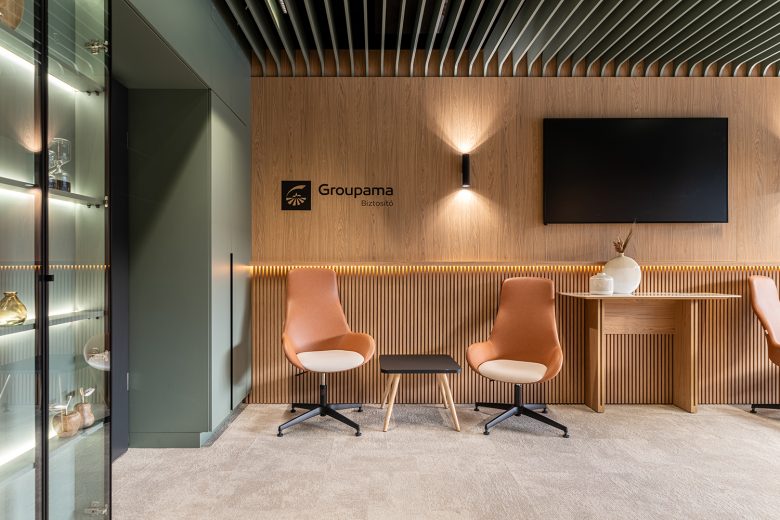 обеденная зона отдыха Groupama Skybox стулья у стены