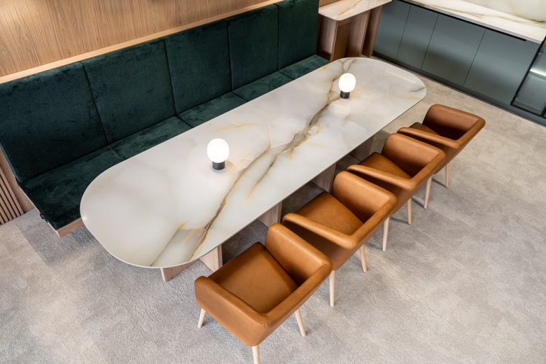 обеденная зона отдыха Groupama Skybox сверху