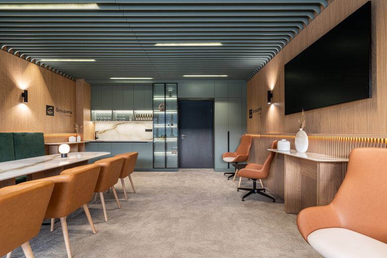 обеденная зона отдыха Groupama Skybox вид на дверь