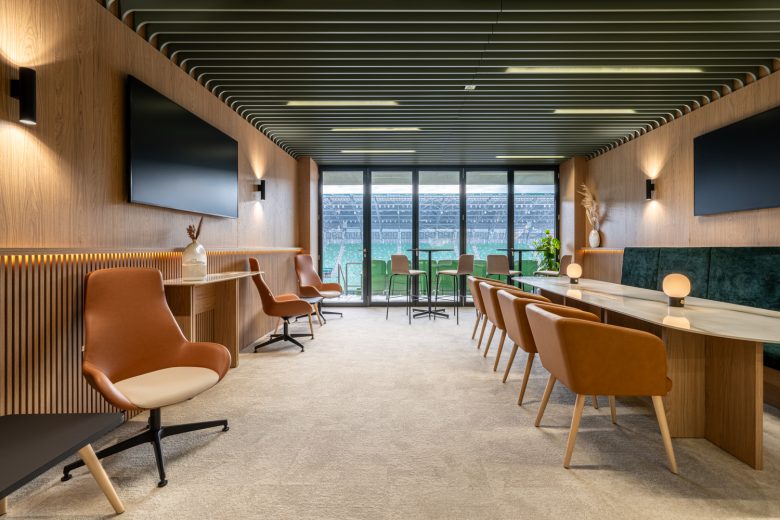 обеденная зона отдыха Groupama Skybox вид на поле