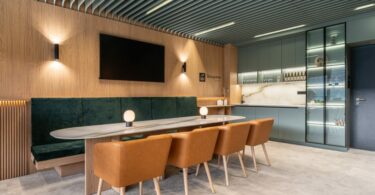 обеденная зона отдыха Groupama Skybox вид на стол сбоку