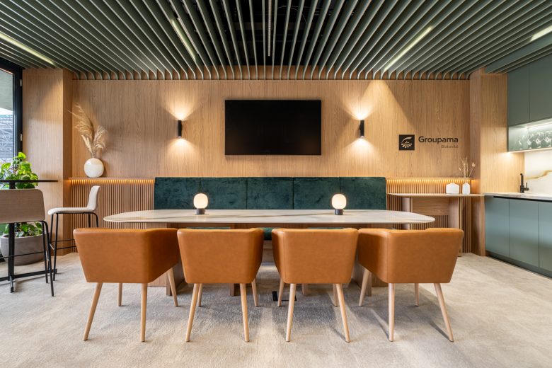 обеденная зона отдыха Groupama Skybox вид на стол