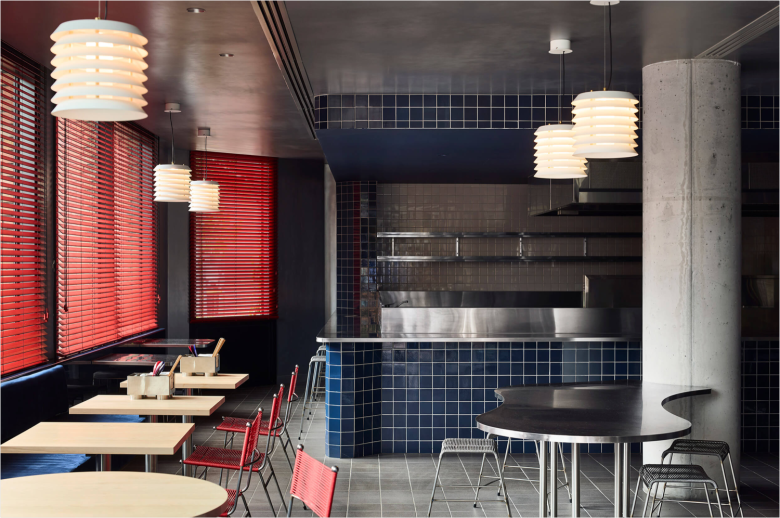 обеденный зал столики у окна ресторан Suupaa