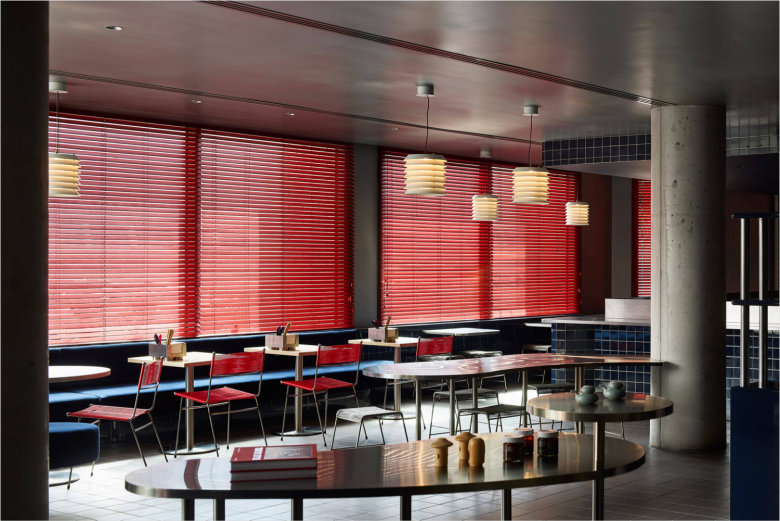 обеденный зал столы у окна ресторан Suupaa