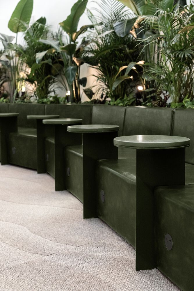 одиночные столики длинный диван Aspire Westjet Lounge вид сбоку