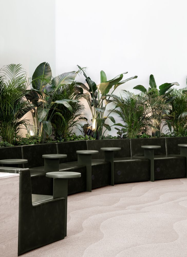 одиночные столики длинный диван Aspire Westjet Lounge