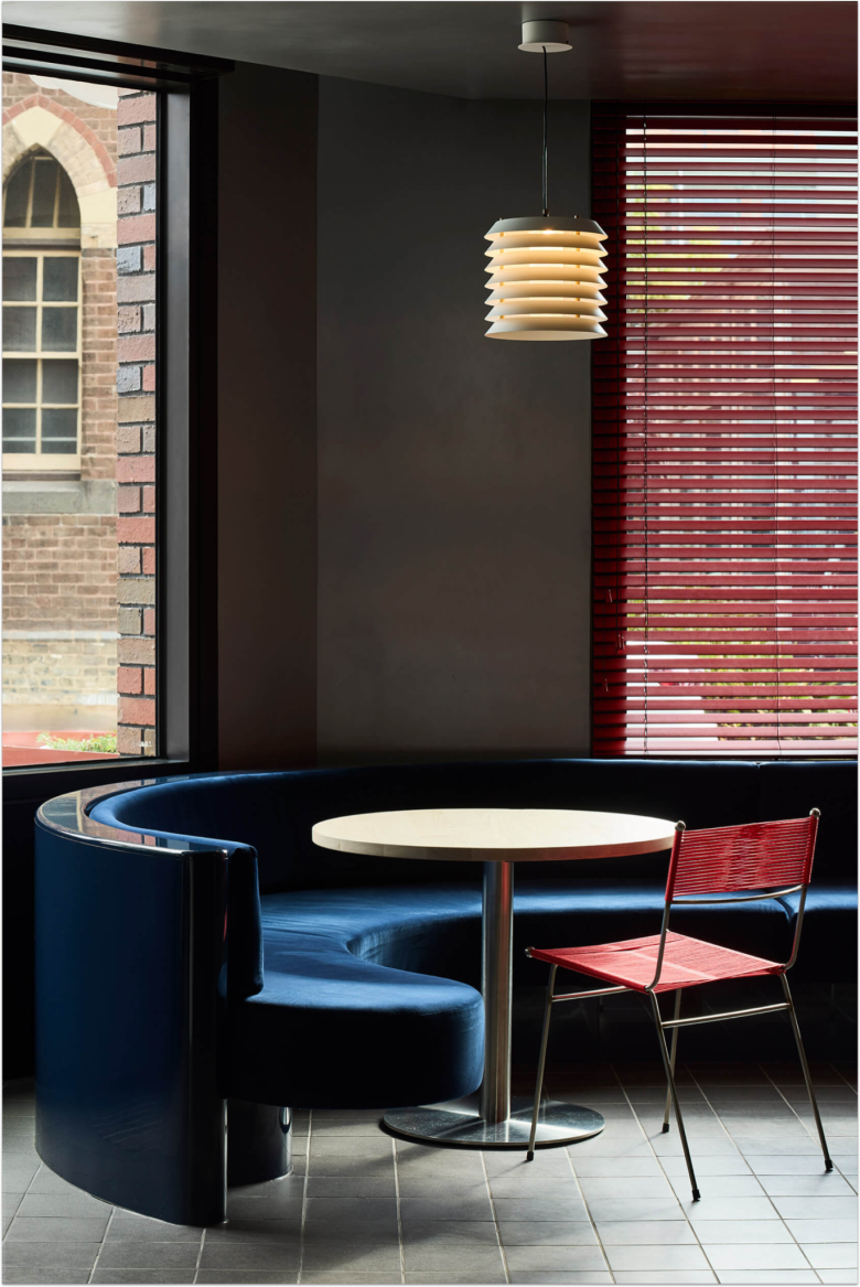 обеденный зал полукруглый диван у окна ресторан Suupaa