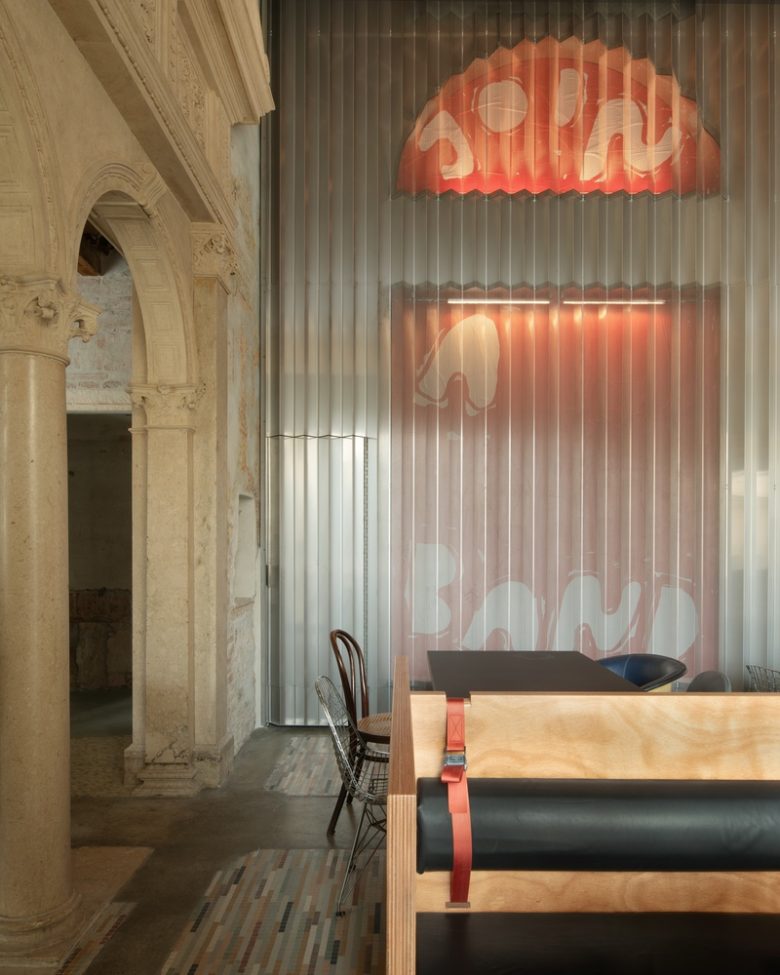 оформление стены Caffè Nazionale