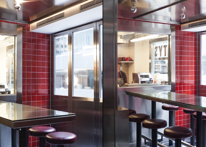 Оформление интерьера ресторана Morty's Delicatessen: красная плитка в интерьере