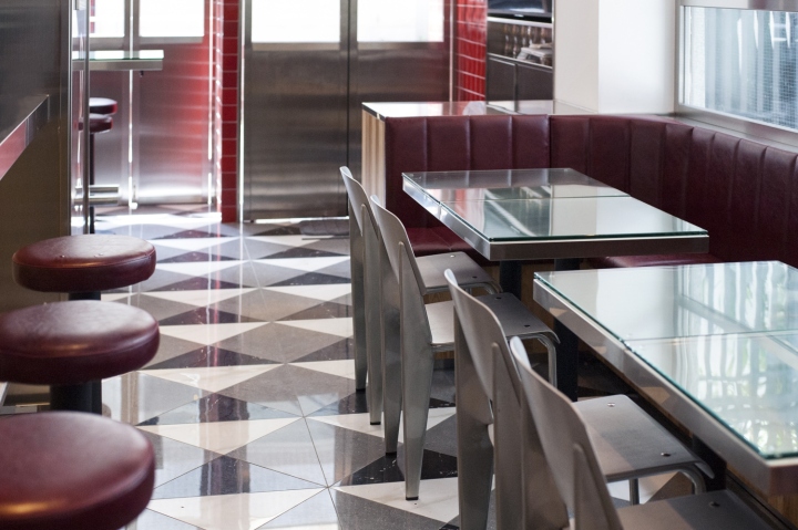 Оформление интерьера ресторана Morty's Delicatessen: дизайн стульев