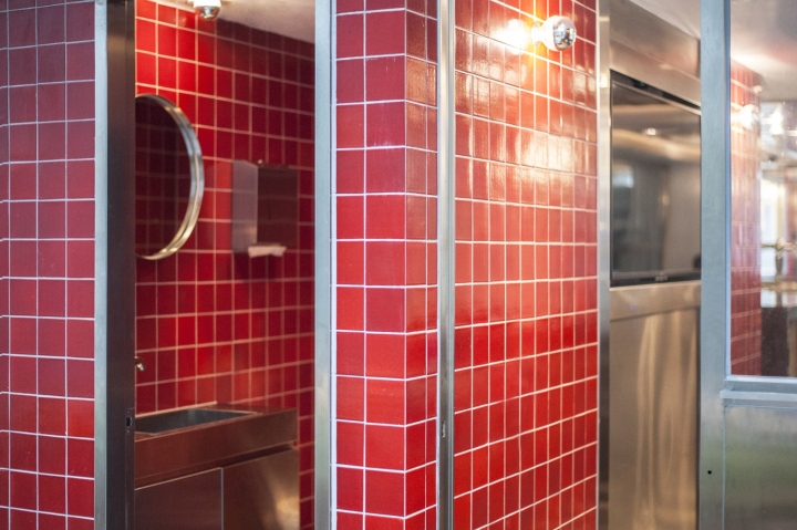 Оформление интерьера ресторана Morty's Delicatessen: красная плитка вблизи