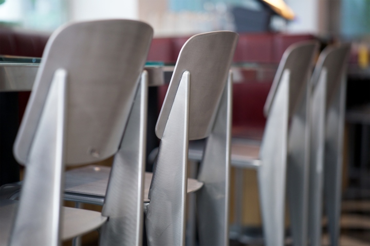 Оформление интерьера ресторана Morty's Delicatessen: металлические стулья