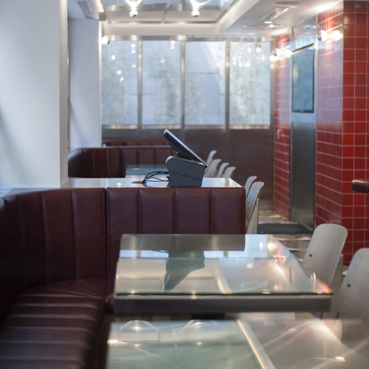 Оформление интерьера ресторана Morty's Delicatessen: вид на диван и стойку