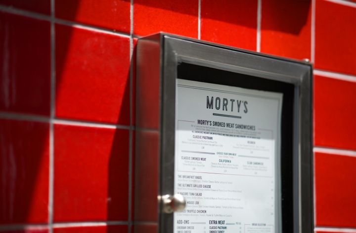 Оформление интерьера ресторана Morty's Delicatessen. Фото 2