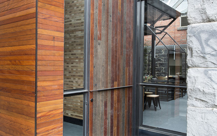 Стекло и деревянные панели в оформлении фасада кафе и баров