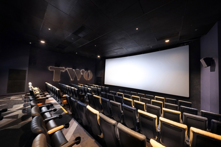 Чёрные кожаные кресла в оформлении кинотеатров