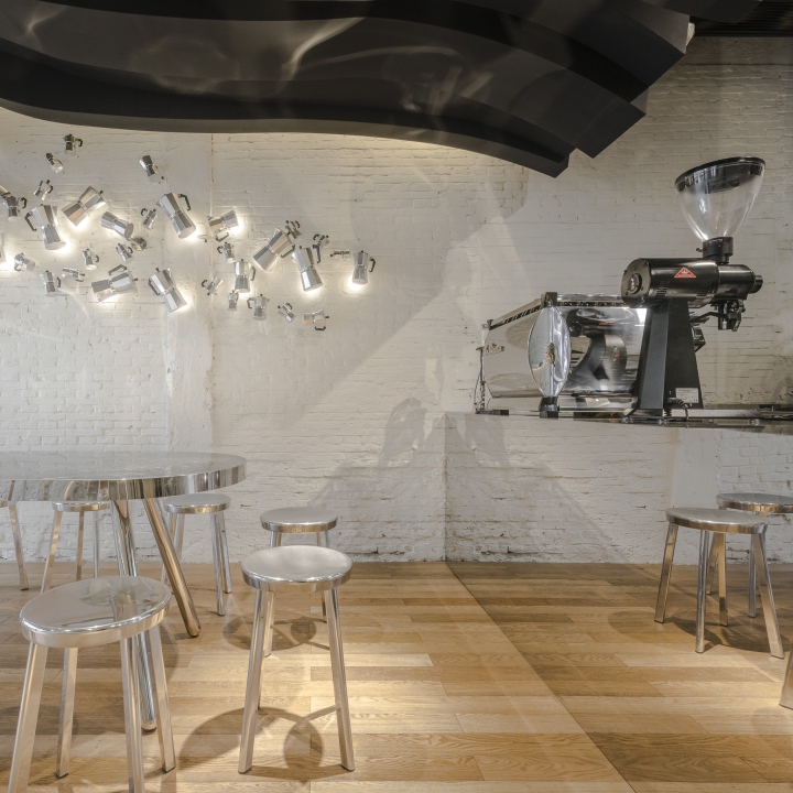 Светлый деревянный пол в оформлении кофейни