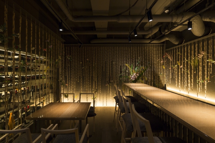 Бамбуковые трости с цветами в оформлении ресторана - Фото 1
