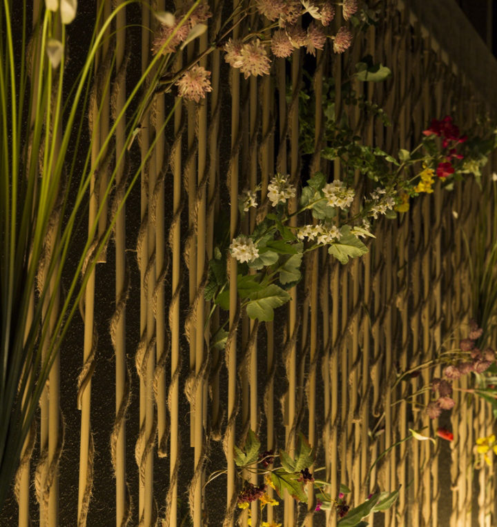 Бамбуковые трости с цветами в оформлении ресторана - Фото 2