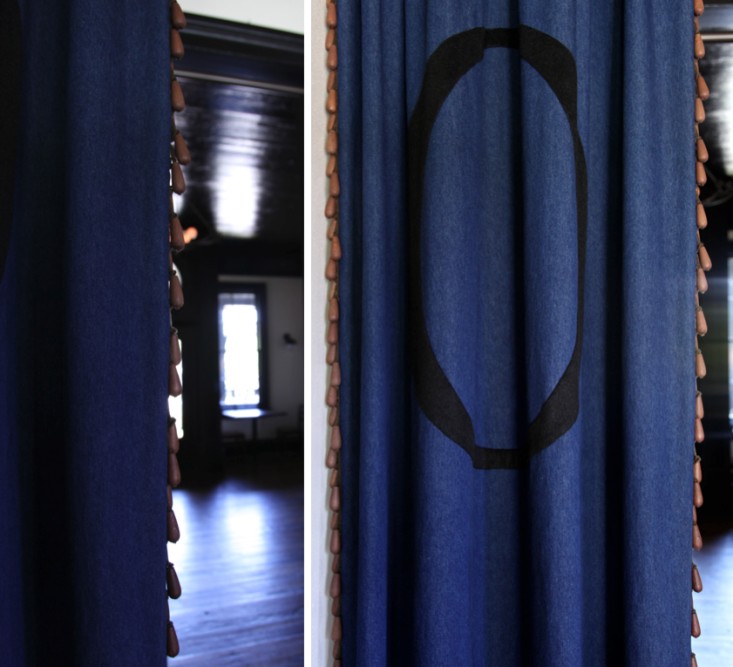 Синие шторы с деревянными брусками в оформлении ресторана
