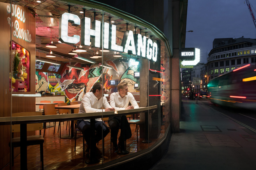 Стеклянный фасад кафе Chilango 