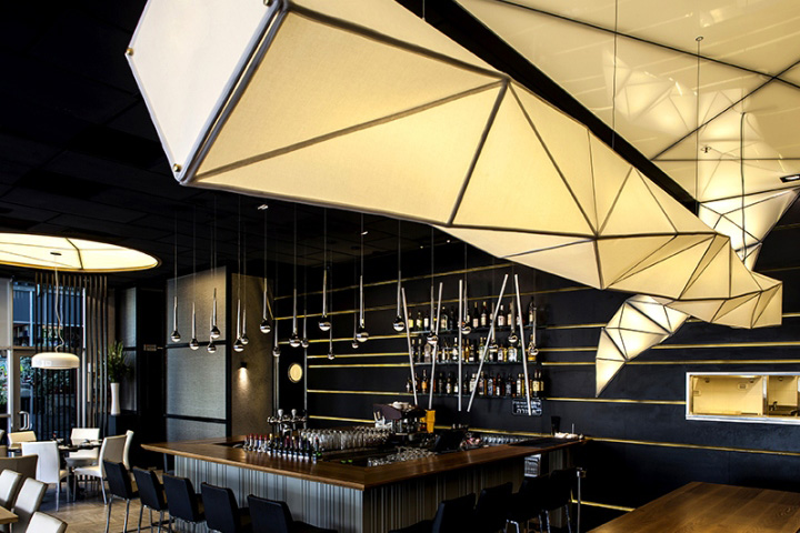 Осветительный прибор геометрической формы ресторана ONE в Тель-Авиве