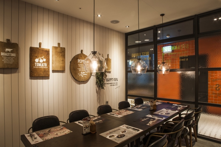 Описание интерьера ресторана VIPS в Сеуле: таблички на стенах