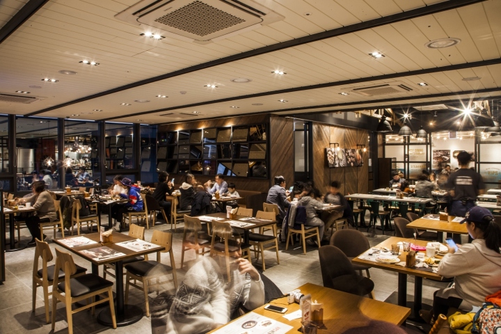 Описание интерьера ресторана VIPS в Сеуле: тёмные стены и светлый потолок